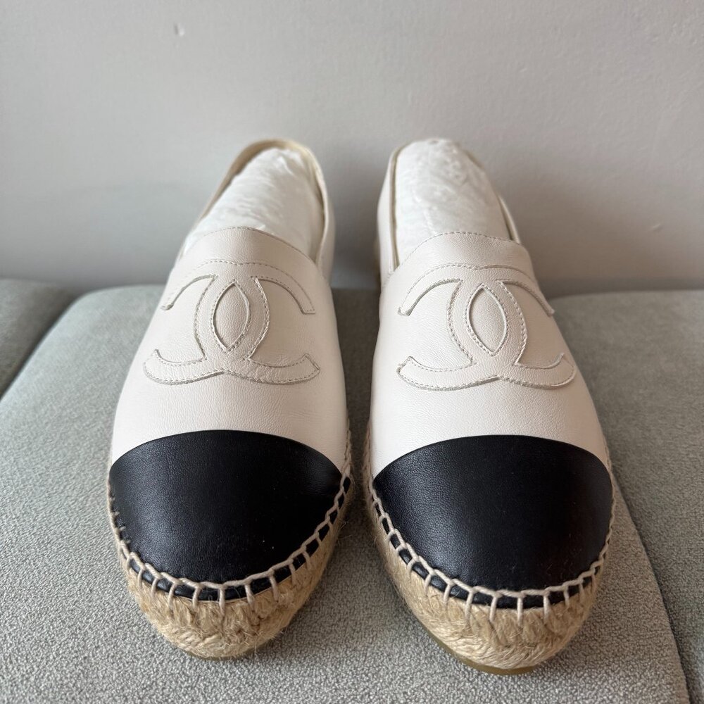 CHANEL Size 39 Black & White Espadrilles Lambskin